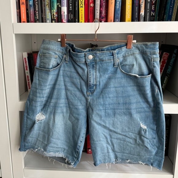 Universal thread medium wash cut off distress stretch Bermuda denim Jean shorts - Picture 1 of 3